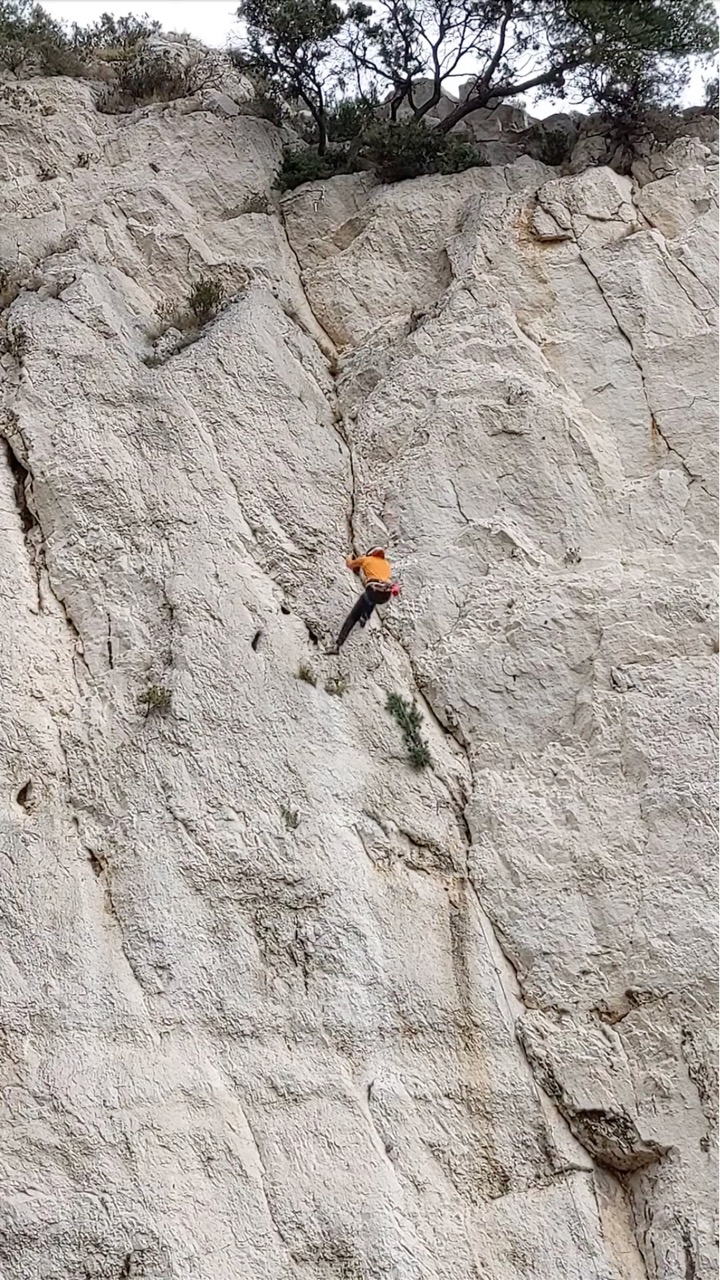 Mid-crumble as my arms give up on La Fissure du Géant.