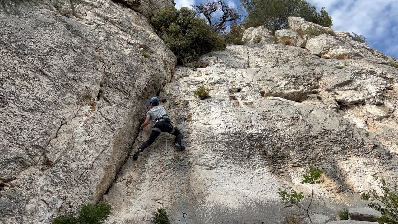 Nathan finding a way up the crack of Papinade.