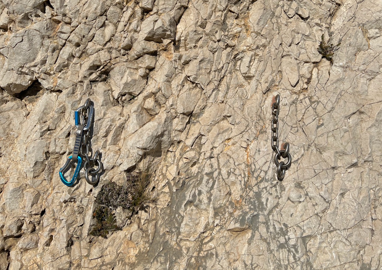 A practice anchor at ground level at Pouce, Sormiou.
